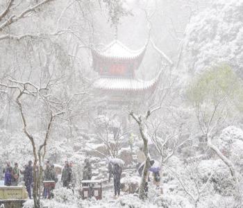 南方多地开启暴雪模式 暴雪寒潮大风三预警齐发